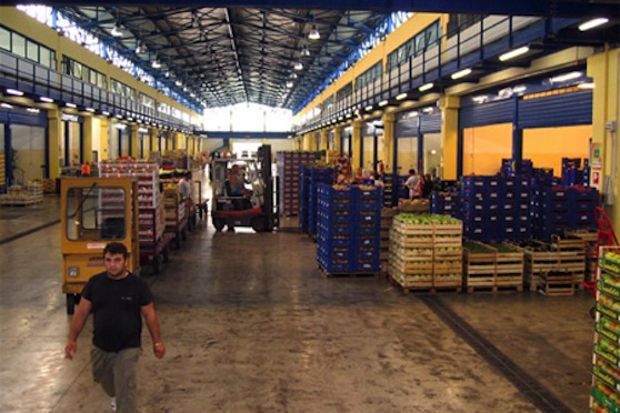 Mercato di Pescara: pesche ancora di moda, delude l'uva
